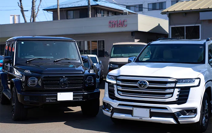 店舗外展示車のベンツとトヨタ車