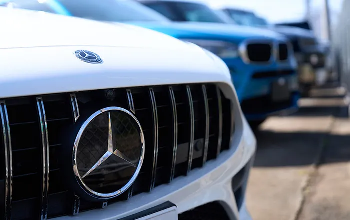 展示車メルセデスベンツのエンブレムアップ