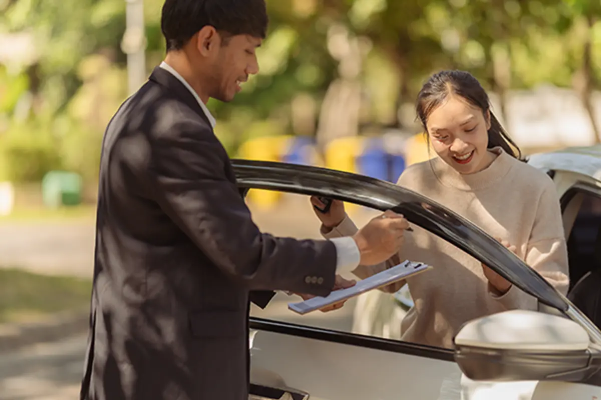 営業マンが車の説明をしている様子