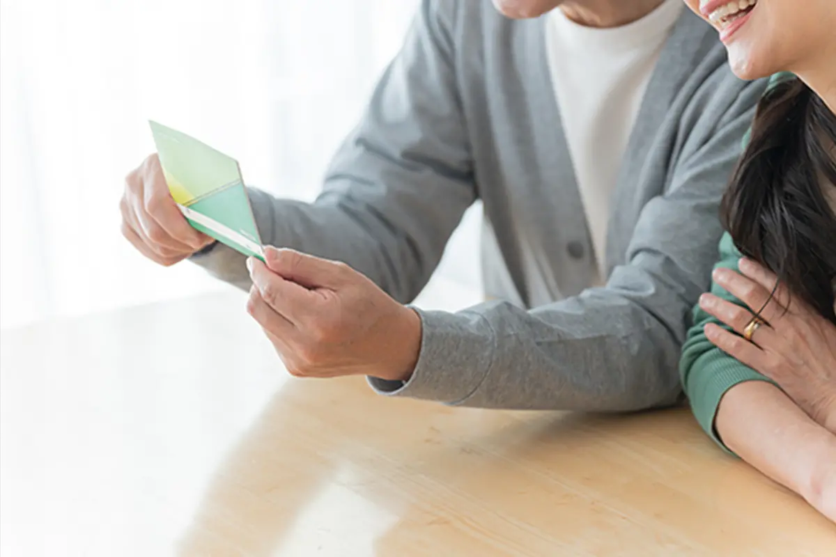 預金通帳を確認する様子