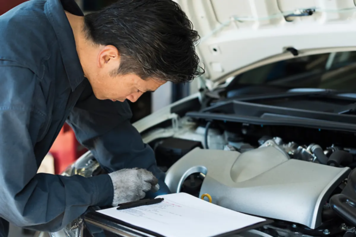 エンジンルームを整備する男性