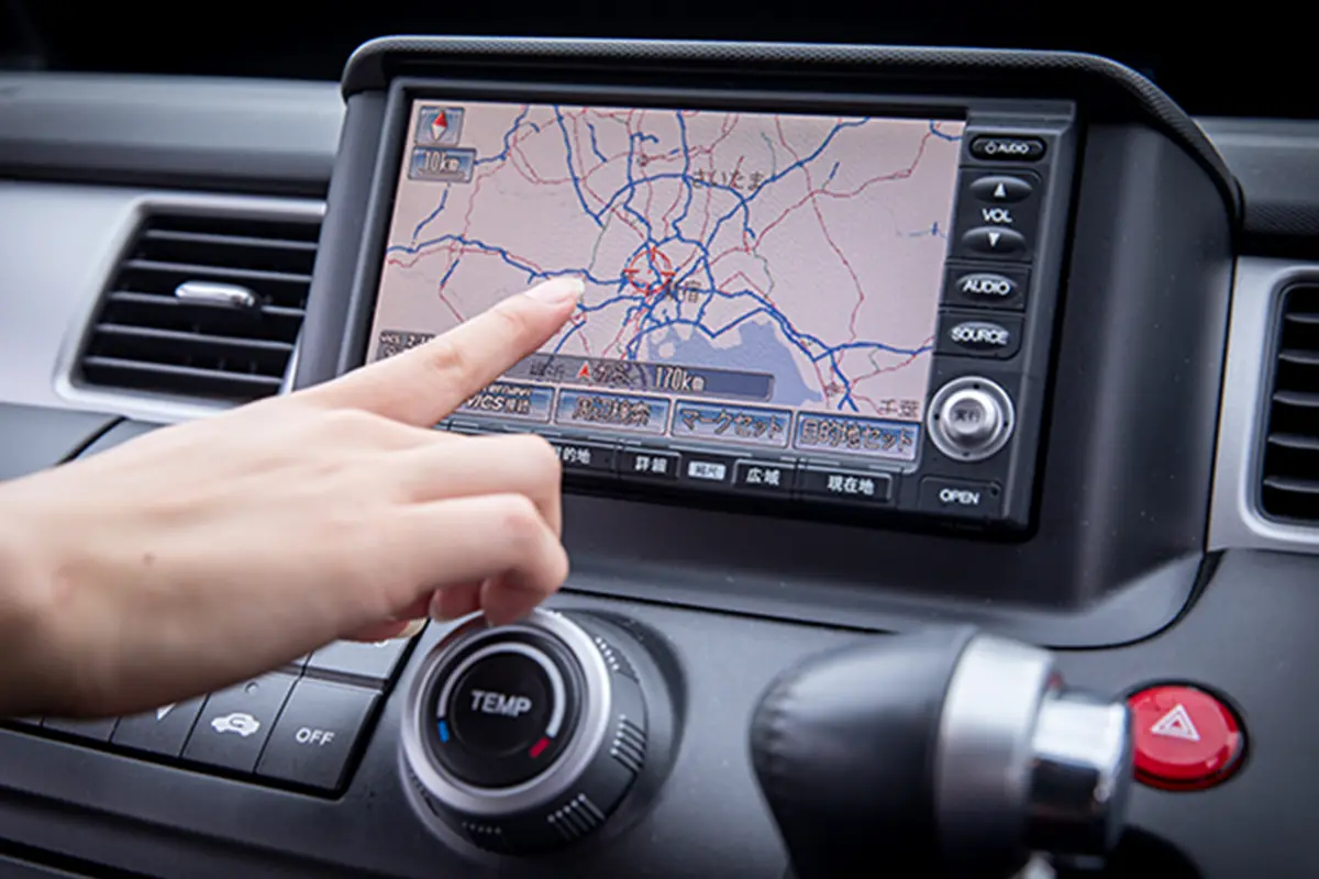 カーナビを操作する様子