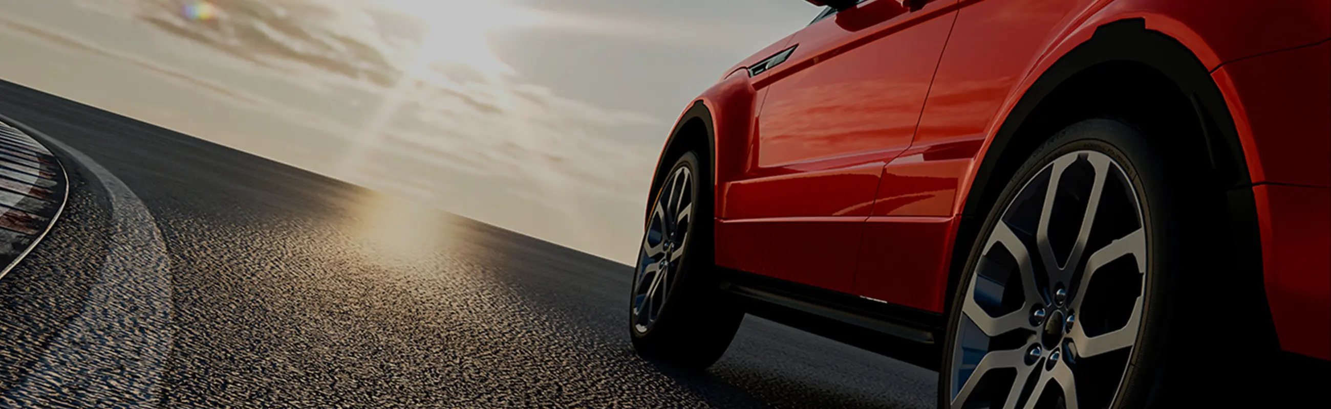 夕日に向かって走る車