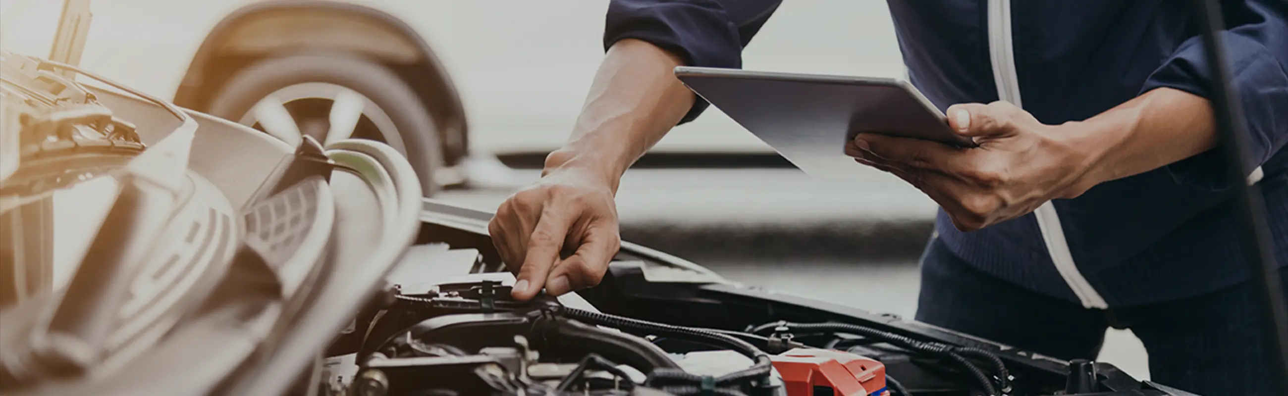 エンジンルームを整備する男性