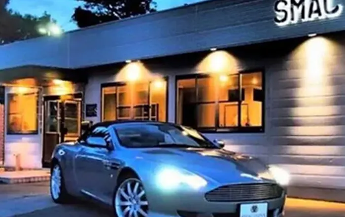 店舗の前に車が一台駐車している様子