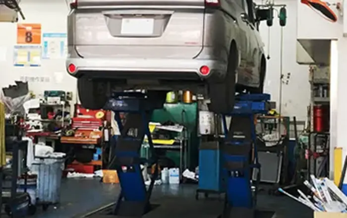 車を持ち上げ整備している様子