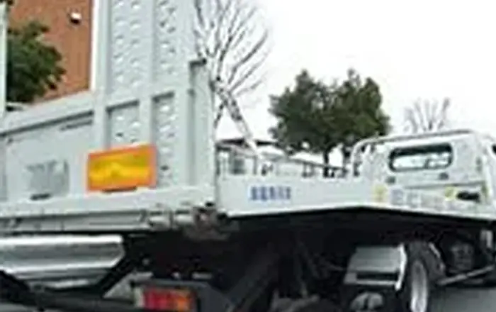 レッカー車の後ろ姿