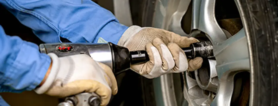 タイヤのボルトを締める様子