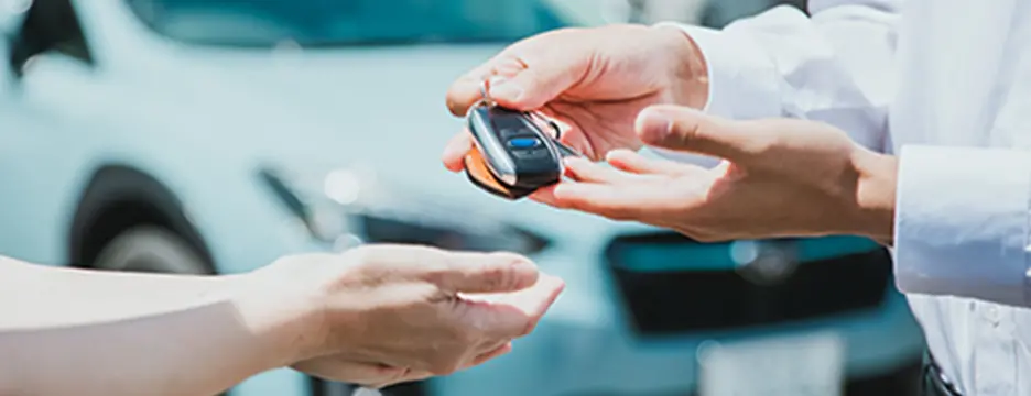 キーを手渡す様子