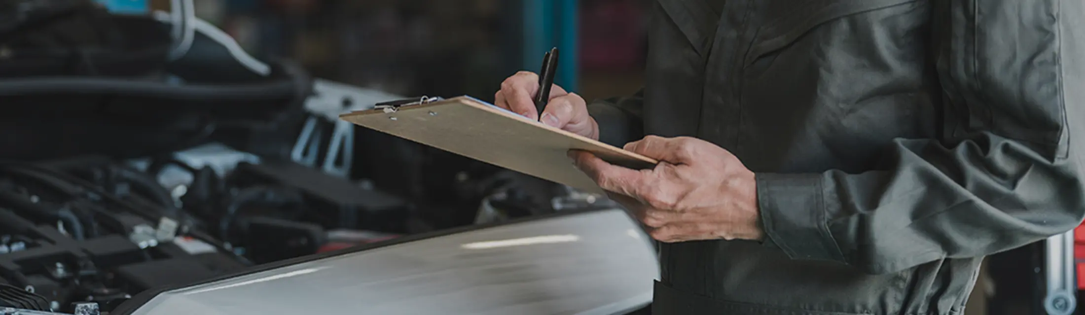 整備士が車を点検している様子