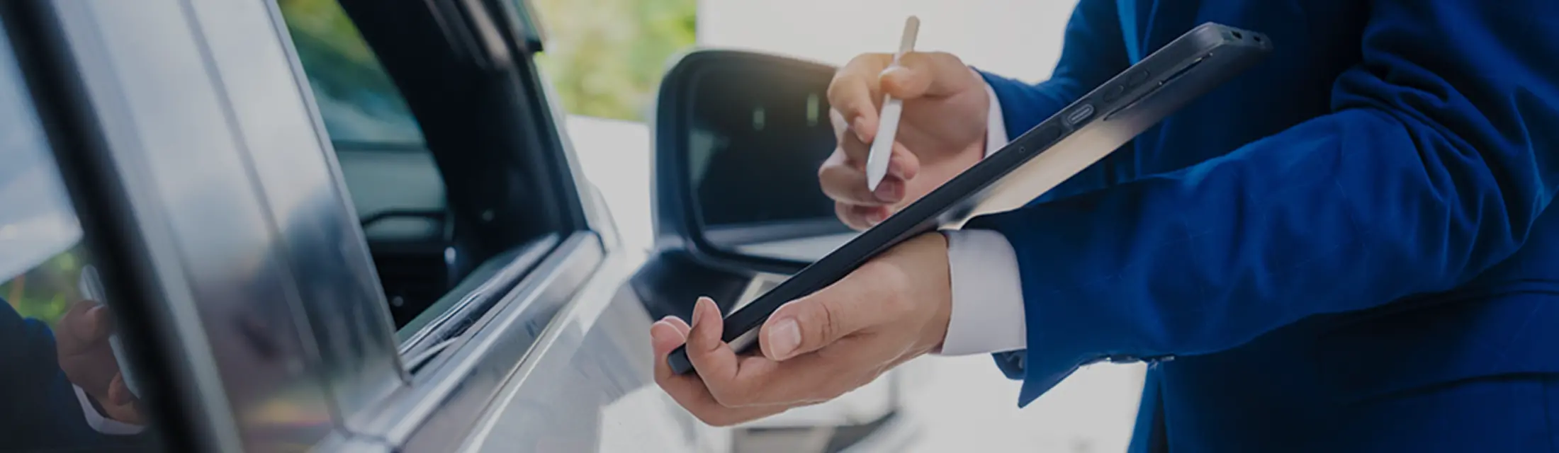 整備士が車を点検している様子