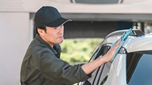 整備士が車を点検している様子