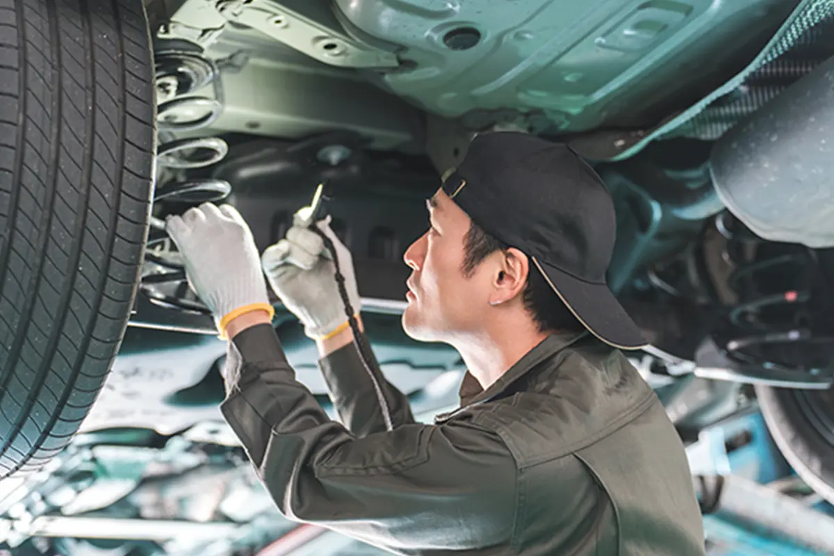 車の下に潜り点検している様子