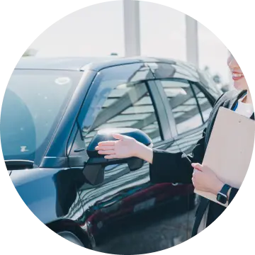 女性社員が車の説明をしている