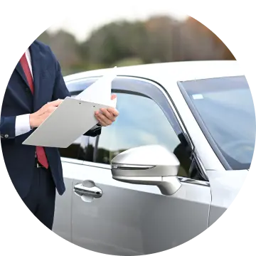 男性社員が車の説明をしている